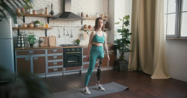 Mujer Con Prótesis Pierna Realiza Postura Yoga Exudando Confianza Señora — Vídeo de stock