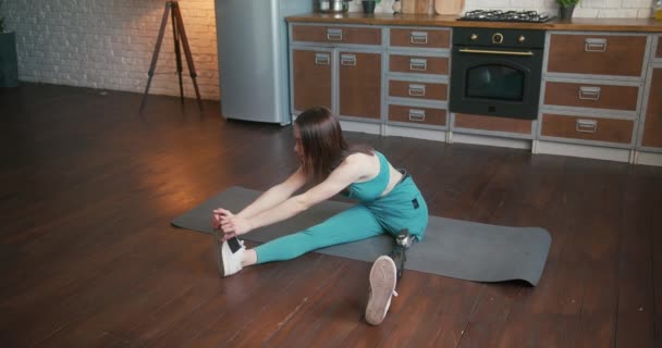 Protez Bacaklı Kadın Yoga Seansı Sırasında Direnç Gösteriyor Genç Kadın — Stok video