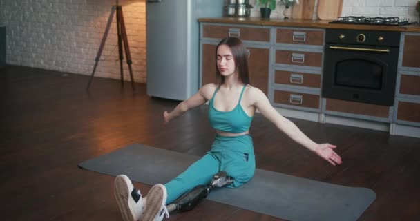 Aktive Frau Mit Behinderung Konzentriert Sich Beim Yoga Auf Atmung — Stockvideo