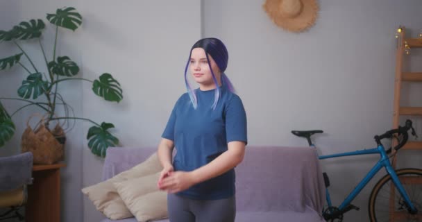 Junge Size Lateinamerikanische Hispanische Teenager Mädchen Beim Yoga Hause Gemütliche — Stockvideo