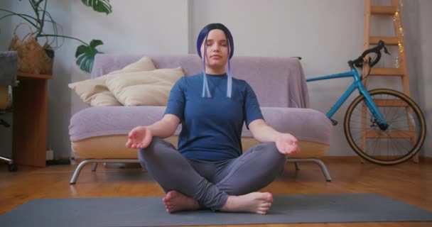 Ung Storlek Latinamerikansk Latinamerikansk Tonåring Flicka Som Gör Yoga Hemma — Stockvideo