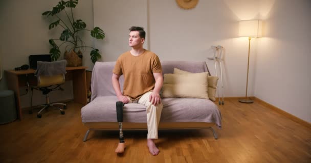 Retrato Homem Amputado Com Deficiência Protética Perna Prótese Perna Transfemoral — Vídeo de Stock