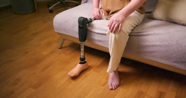 Κοντινό Πλάνο Του Άνδρα Ακρωτηριασμένο Προσθετική Αναπηρία Πόδι Πάνω Από — Αρχείο Βίντεο