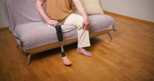 Крупный План Ампутированного Человека Нарушением Протезирования Ноги Коленном Протезе Сидящего — стоковое видео