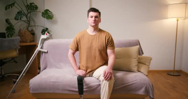 Портрет Чоловіка Ампутанта Інвалідністю Протезування Ніг Над Протезом Коліна Штучним — стокове відео