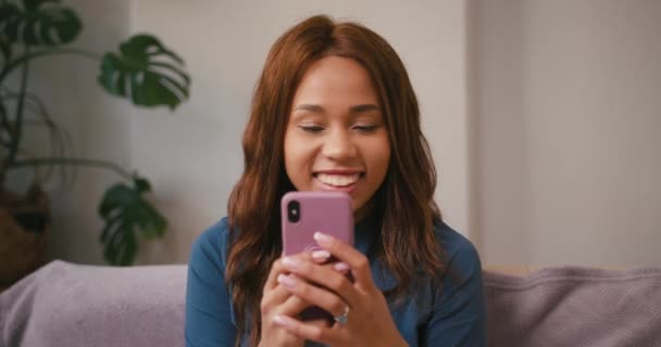 Latijnse Vrouw Sms Thuis Mobiele Telefoon Lachend Happy Hispanic Vrouwelijke — Stockvideo