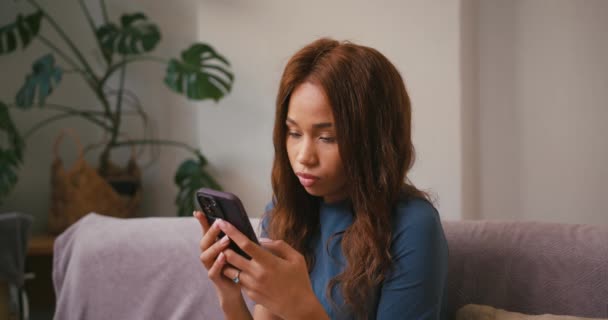 Latin Kadın Evde Dinlenirken Cep Telefonuna Sms Yazıyor Kanepede Oturan — Stok video