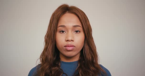 Λατίνα Γυναίκα Χαμογελά Προσαρμόζοντας Καστανά Μαλλιά Στο Φως Φόντο Closeup — Αρχείο Βίντεο