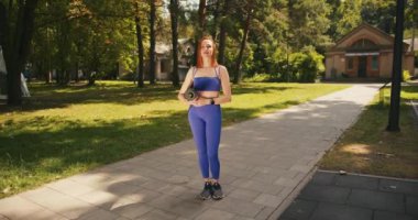 Menekşe Spor Giyim 'deki kendinden emin Orta Çağ Fitness Kadını' nın yoga minderiyle portresi. Güzel bir kadın şehir ortamında eğitime gider..