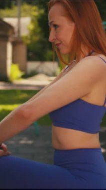 Violet Spor Giyim 'de Güzel Bir Orta Çağ Fitness Kadını' nın Portresi Antrenmandan Önce Isındı ve Esnedi. Dikey Çekim