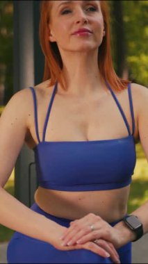 Violet Spor Giyim 'de Güzel Bir Orta Çağ Fitness Kadını' nın Portresi Antrenmandan Önce Isındı ve Esnedi. Dikey Çekim