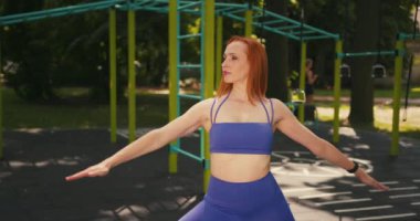 Güzel, kendinden emin, orta yaşlı spor giyinen bir kadının portresi, Yoga Yaparken Meditasyon Yapıyor, sakin bir ruh hali rahatlatıcı.