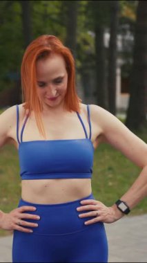 Violet Spor Giyim 'de Güzel Bir Orta Çağ Fitness Kadını' nın Portresi Antrenmandan Önce Isındı ve Esnedi. Dikey Çekim