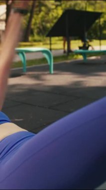 Violet Spor Giyim 'de Güzel Bir Orta Çağ Spor Giyimi' nin Portresi ABS Çıtırtıları Egzersizleri, Egzersizleri, Yoga, Esneme, Antrenman. Dikey Ekran