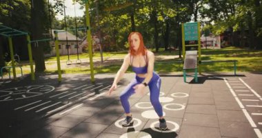 Güzel bir Orta Çağ Spor Giyimli Güzel Bir Spor Kadının Portresi Spor Salonu Egzersiz Yapıyor.