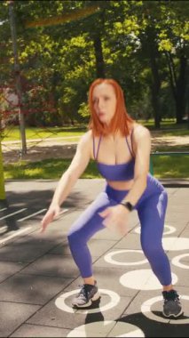 Güzel, kendinden emin, Violet Atletik Spor Giyim Performansıyla Spor Salonu Egzersiz Yapan Orta Çağ Spor Kadını 'nın Portresi. Dikey Görüntüyü Kapat