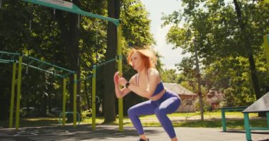 Güzel bir Orta Çağ Spor Giyimli Güzel Bir Spor Kadının Portresi Spor Salonu Egzersiz Yapıyor.