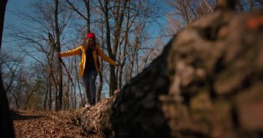 Dağ ormanlarında ağaçların arasında yürüyüş direkleri olan gezgin bir kız. Ormandaki İspanyol ergen.