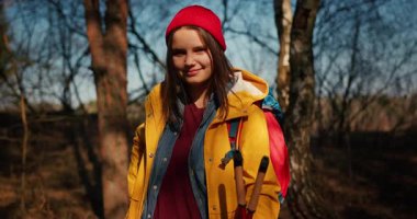 Dağ ormanlarında ağaçların arasında yürüyüş direkleri olan gezgin bir kız. Ormandaki İspanyol ergen.