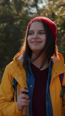 Dağ ormanlarında ağaçların arasında yürüyüş direkleri olan gezgin bir kız. Ormandaki İspanyol ergen.