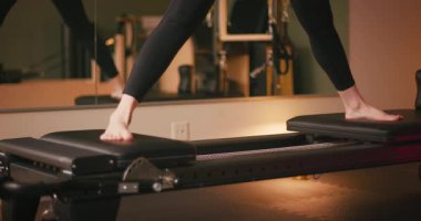 Göğüs ve sırt kasları için pilates egzersizi yapan kadınların ayaklarına yaklaşın, esneklik, güç ve kararlılıkla kontrol üzerine odaklanın..