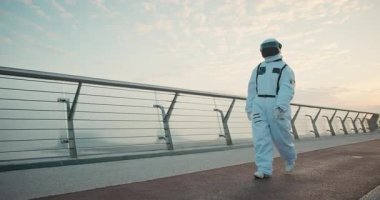 Uzay Elbiseli Kadın Astronot Mars 'ta Güvenle Yürüyor. Kozmosun derinliklerini keşfeden İspanyol kadın kozmonot. Siber punk estetiği.