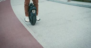 Son sınıf öğrencisi, Electric Mono Wheel Gyro Scooter 'a biniyor. İnsanlar Ekolojik Elektrik Taşımacılık Aracı Tekerleği.