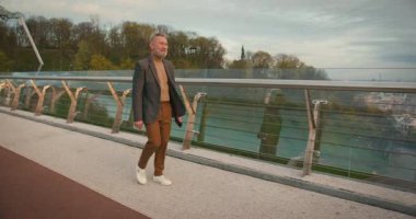 Sunrise 'da Foorbridge' de son sınıf öğrencisi telefon kullanıyor. Emekli Emekliler Sabah Şehrinde Akıllı Telefon 'u kontrol ediyor. Sağlıklı Yaşam Stili Sağlık Hizmetleri.