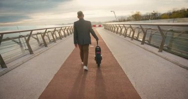 Son sınıf öğrencisi, Electric Mono Wheel Gyro Scooter 'a biniyor. İnsanlar Ekolojik Elektrik Taşımacılık Aracı Kendi Dengeleme Tekerleği.