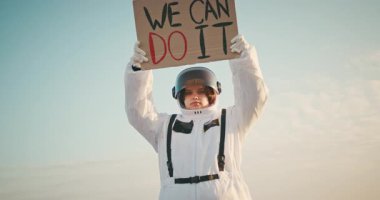 Uzay Elbiseli Kadın Astronot 'un karton posteriyle bunu yapabiliriz. Kozmosun derinliklerini keşfeden İspanyol kadın kozmonot. Siber punk estetiği.