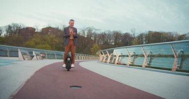 Dışarıdaki Telefon Şehri Caddesi 'ni kullanırken son sınıf öğrencisi Electric Mono Wheel Scoro Scooter Kişisel Elektrik Taşımacılığı. İnsanlar Ekolojik Elektrik Taşımacılık Aracı Tekerleği