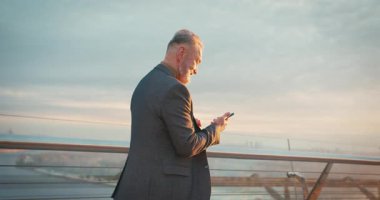 Dışarıdaki Telefon Şehri Caddesi 'ni kullanırken son sınıf öğrencisi Electric Mono Wheel Scoro Scooter Kişisel Elektrik Taşımacılığı. İnsanlar Ekolojik Elektrik Taşımacılık Aracı Tekerleği