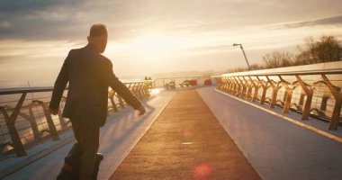 Son sınıf öğrencisi, Electric Mono Wheel Gyro Scooter 'a biniyor. İnsanlar Ekolojik Elektrik Taşımacılık Aracı Kendi Dengeleme Tekerleği.