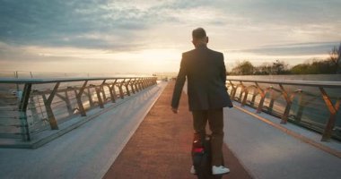Son sınıf öğrencisi, Electric Mono Wheel Gyro Scooter 'a biniyor. İnsanlar Ekolojik Elektrik Taşımacılık Aracı Kendi Dengeleme Tekerleği.