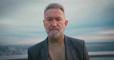 Sunrise 'da Foorbridge' de kalırken son sınıf öğrencisi kameraya bakıyor. Sabah Şehir 'de emekliye ayrılan yetişkin bir adam. Sağlıklı Yaşam Stili Sağlık Hizmetleri.