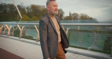 Sunrise 'da Foorbridge' de son sınıf öğrencisi telefon kullanıyor. Emekli Emekliler Sabah Şehrinde Akıllı Telefon 'u kontrol ediyor. Sağlıklı Yaşam Stili Sağlık Hizmetleri.