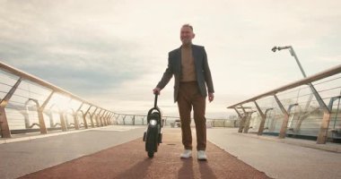 Son sınıf öğrencisi, Electric Mono Wheel Gyro Scooter 'a biniyor. İnsanlar Ekolojik Elektrik Taşımacılık Aracı Kendi Dengeleme Tekerleği.