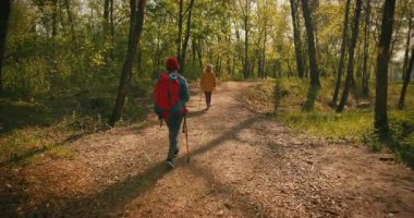 Anne ve Kız Yürüyüş Ailesi Doğada Gezintiye Çıktı Tatil Macerası. Survival, Explore Trail or Team with People for Trekking Diversity, Forest Banyo