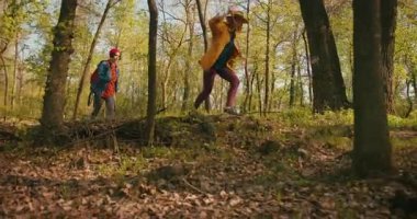 Anne ve Kız Yürüyüş Ailesi Doğada Gezintiye Çıktı Tatil Macerası. Survival, Explore Trail or Team with People for Trekking Diversity, Forest Banyo