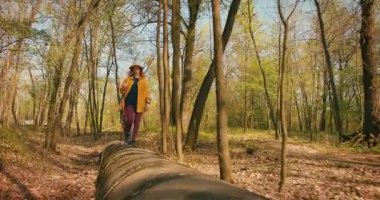 Anne ve Kız Yürüyüş Ailesi Doğada Gezintiye Çıktı Tatil Macerası. Survival, Explore Trail or Team with People for Trekking Diversity, Forest Banyo