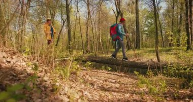 Anne ve Kız Yürüyüş Ailesi Doğada Gezintiye Çıktı Tatil Macerası. Survival, Explore Trail or Team with People for Trekking Diversity, Forest Banyo