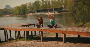 Doğa 'da Anne ve Kız Yürüyüş Ailesi Tatil Tatili' nde Yoga Yapıyor. Survival, Explore Trail or Team with People for Trekking Diversity, Forest Banyo.