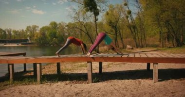 Doğa 'da Anne ve Kız Yürüyüş Ailesi Tatil Tatili' nde Yoga Yapıyor. Survival, Explore Trail or Team with People for Trekking Diversity, Forest Banyo.