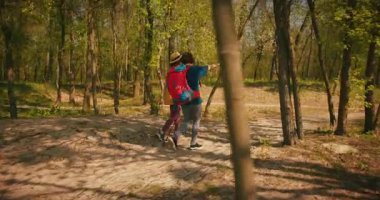 Anne ve Kız Yürüyüş Ailesi Doğada Gezintiye Çıktı Tatil Macerası. Survival, Explore Trail or Team with People for Trekking Diversity, Forest Banyo