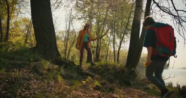 Anne ve Kız Yürüyüş Ailesi Doğada Gezintiye Çıktı Tatil Macerası. Survival, Explore Trail or Team with People for Trekking Diversity, Forest Banyo