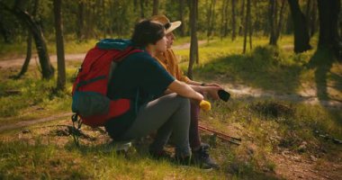 Anne ve Kız Yürüyüş Ailesi Doğada Gezintiye Çıktı Tatil Macerası. Survival, Explore Trail or Team with People for Trekking Diversity, Forest Banyo
