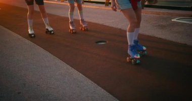 Gündelik giysiler içinde çok kültürlü kadınlar paten kayıyor. Güneşin doğuşunda eğlenirken Güzel Arkadaşların Dönüşü ve Dönüşü 'nü Uydur. Fitness Gençlik Kültür Çeşitliliği.