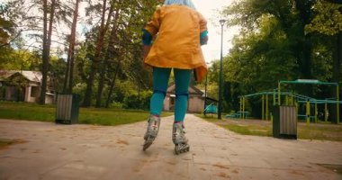 Paten Parkı 'nda Mavi Saçlı Paten Yapan Genç Paten Kızı. Eğitim Hobisi Aktif Yaşam Tarzı Gençlik Kültürü Konsepti.