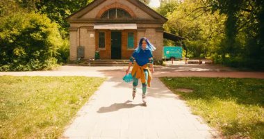 Paten Parkı 'nda Mavi Saçlı Paten Yapan Genç Paten Kızı. Eğitim Hobisi Aktif Yaşam Tarzı Gençlik Kültürü Konsepti.