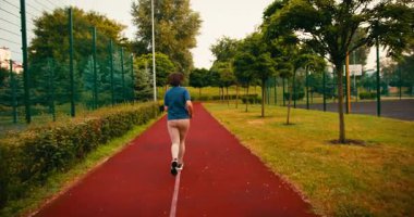 Genç Sporcu Kadın Koşucu, Kamu Parkında Sabah Eğitiminde. Fitness Kızı dışarıda koşuyor. Spor koşusu ve sağlıklı spor yaşam tarzı kavramı.